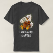 Ik heb meer koffie nodig in mijn Mok Caffeine Funn T-shirt (Design voorkant)