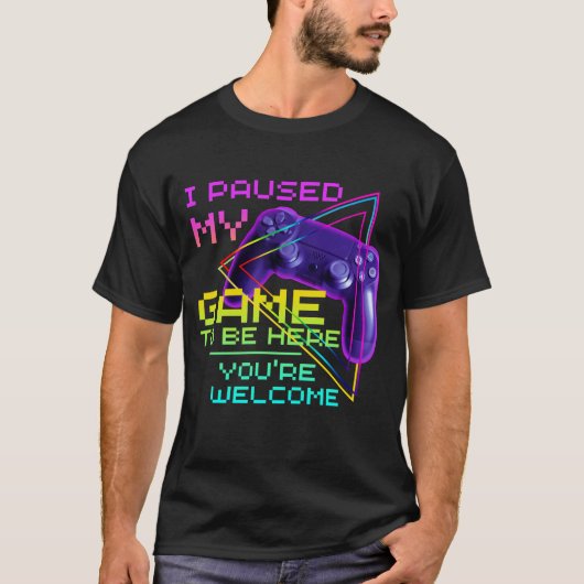 IK HEB MIJN GAME GESPECIALISEERD OM HIER TE ZIJN. T-SHIRT (Voorkant)