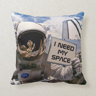 Ik heb mijn ruimte nodig Funny NASA astronaut met  Kussen
