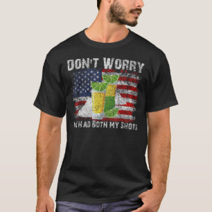 Ik heb mijn schoenen allebei met een Amerikaanse v T-shirt