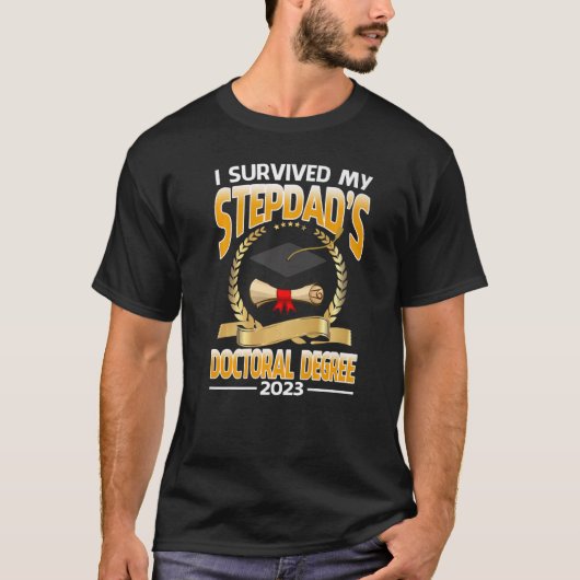 Ik heb mijn stepdad's doctoraatsgraad 2023 overlev t-shirt (Voorkant)