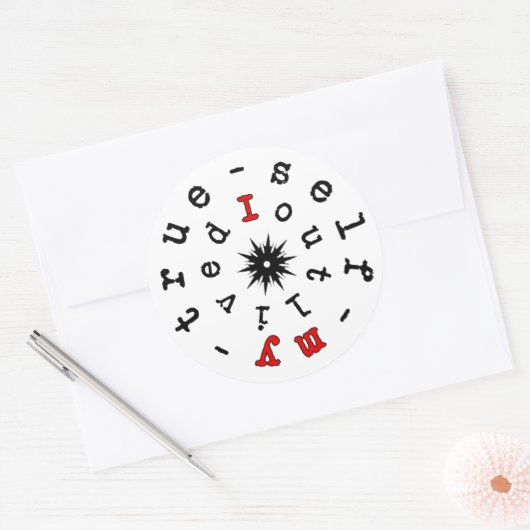 Ik heb mijn ware zelf overleefd – existentiële mot ronde sticker (Envelop)