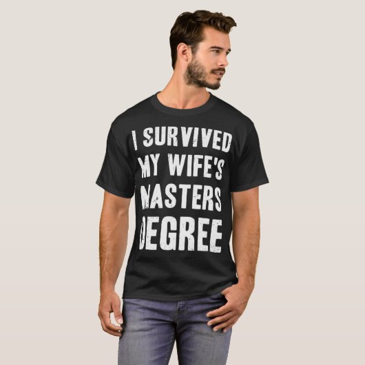 Ik heb mijn Wifes Masters Degree overleefd - Funny T-shirt (Voorkant volledig)