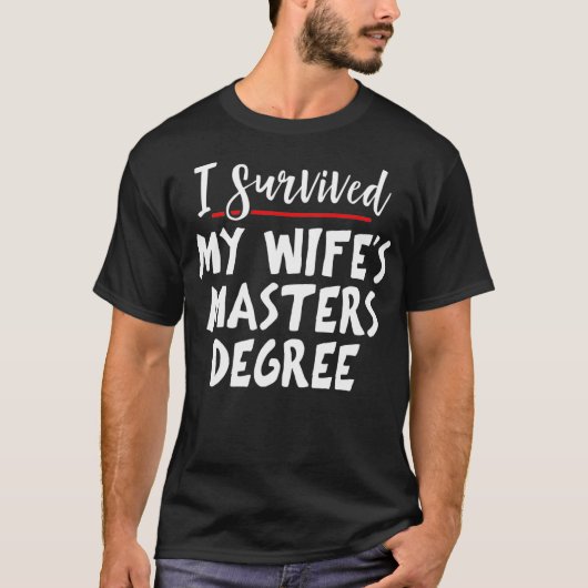Ik heb mijn Wifes Masters Gradua overleefd T-shirt (Voorkant)