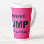 Ik heb tRUMP overleefd Latte Mok (Rechterhoek)