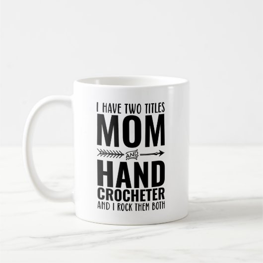 Ik heb twee titels mam en hand crocheter grappig koffiemok (Links)