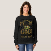 Ik heb twee titels mama en Gigi Messy Bun moeder. Trui (Voorkant volledig)