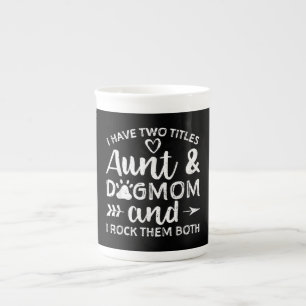 Ik heb twee titels tante en hond mam voor tante. porselein kop