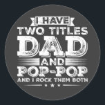 Ik heb twee titels vader en Pop-Pop Ronde Sticker<br><div class="desc">Ik heb twee titels vader en Pop-Pop en ik rock hen beide Funny Crew Graphic design Gift Classic Ronde Stickers Classic Collectie.</div>