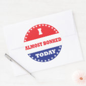 Ik heb vandaag bijna gebonkt ronde sticker (Envelop)