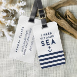Ik heb Vitamine Zee Navy Anchor Quote nodig Bagagelabel<br><div class="desc">Ga uit bij de bagagebewering met ons summiere label uit de nautische tas! In het ontwerp staat het citaat "Ik heb vitamine-Zee nodig" in blauw jachtletterschrift met een anker-afbeelding en een band marjoor- en witte strepen. Voeg uw contactgegevens aan de achterzijde toe of kies de optie Sleuf Visitekaartje en plak...</div>