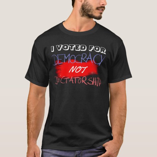 IK HEB VOOR DEMOCRATIE GESTEMD, NIET VOOR DICTATUU T-SHIRT (Voorkant)