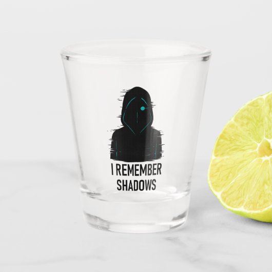 Ik herinner me Shadows - Glitched Hooded Figure De Shot Glas (Voorkant)