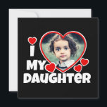 Ik hoor mijn dochter persoonlijke foto<br><div class="desc">Ik hou van mijn dochter met een aangepaste hartfoto. Het uploaden van uw foto afbeelding zal automatisch het in een hart vormen. Geweldig voor ouders,  vaders,  moeders,  voor hun dochter. Voor haar verjaardag,  verjaardag,  Kerstmis,  Valentijnsdag en nog veel meer. Rode harten ontwerp,  witte doopvont/tekst.</div>