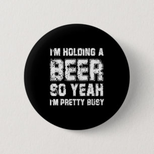 Ik Hou Een Bier Vast Dus Ja Ik Ben Best Wel Bezigh Ronde Button 5,7 Cm