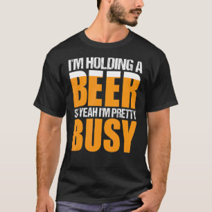Ik hou een biertje vast, dus ik ben Busy Beer Dr. T-shirt
