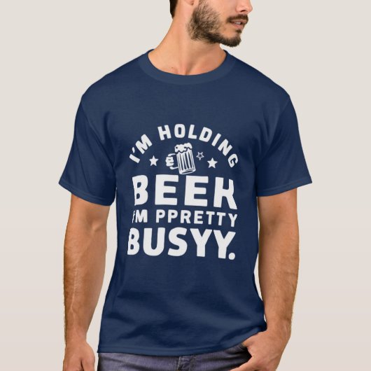 Ik hou een biertje vast Ik ben  bezig design. T-shirt (Voorkant)