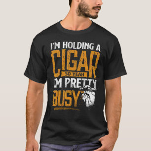Ik hou een sigaar vast, dus ja, ik ben  bezig met  t-shirt
