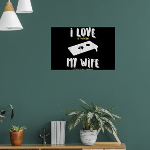 Ik hou ervan als mijn vrouw me laat Cornhole spele Poster