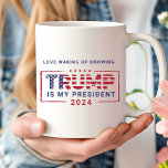 Ik hou ervan om wakker te worden en te weten dat T Koffiemok<br><div class="desc">Laat je politieke trots zien met de Love Waking Up Knowing Trump Is My President Coffee Mok. Met een gedurfd ontwerp dat patriottische kleuren combineert met een steunbetuiging, is deze mok ideaal om van uw favoriete warme drankje te genieten terwijl u uw waarden viert. Of het nu gaat om een...</div>