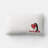 Ik hou meer van jou! Cute Penguin en Rode Hart Kussen (Achterkant)