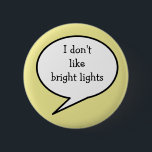 Ik hou niet van fel licht, zintuiglijke gevoelighe ronde button 5,7 cm<br><div class="desc">Geef mensen het hoofd omhoog, vergroot het bewustzijn en krijg ondersteuning wanneer je het nodig hebt met de "Ik hou niet van de fel-lampjes' badge. Deze pin is niet alleen wat de dokter bestelde, maar ik heb deze pin ontworpen met een zacht kanarieggeel, maar je kunt de achtergrondkleur veranderen in...</div>