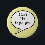 Ik hou niet van fel licht, zintuiglijke gevoelighe ronde button 5,7 cm<br><div class="desc">Geef mensen het hoofd omhoog, vergroot het bewustzijn en krijg ondersteuning wanneer je het nodig hebt met de "Ik hou niet van de fel-lampjes' badge. Deze pin is niet alleen wat de dokter bestelde, maar ik heb deze pin ontworpen met een zacht kanarieggeel, maar je kunt de achtergrondkleur veranderen in...</div>