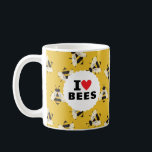 Ik hou van bijen geel koffiemok<br><div class="desc">Deze gele mok show een passie voor bestuivers met de klassieke tekst "I Heart Bees" op een witte cirkel over een patroon van geïllustreerde en vriendelijke bijen.</div>