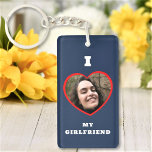 Ik hou van de aangepaste foto van mijn Vriendin op Sleutelhanger<br><div class="desc">Upload een foto, pas de tekst aan en creëer eenvoudig uw gepersonaliseerde sleutelhanger. Klik op BEWERKEN om de achtergrondkleur te wijzigen. U kunt DIT ONTWERP OVERDRAGEN op andere Zazzle-producten en het aanpassen aan de meeste Zazzle-items. Standaard Studio-design zijn gemaakt in een grafische oplossing met hoge resolutie voor een professionele afdruk....</div>