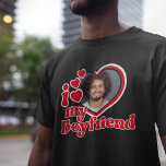 Ik hou van de foto van mijn vriend t-shirt<br><div class="desc">Op zoek naar een uniek en romantisch geschenk? Kijk niet verder dan deze gewoonte ik hou van mijn Boyrvriend foto-shirt! Upload gewoon een foto van uzelf en Zazzle zal deze op een shirt voor u afdrukken. Dit shirt is perfect voor verjaardagen, Valentijnsdag of andere speciale gelegenheden. Bestel er vandaag nog...</div>