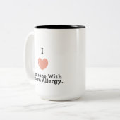 Ik hou van iemand met een maïsallergie tweekleurige koffiemok (Voorkant links)