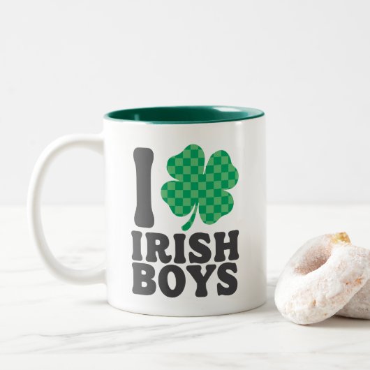 Ik hou van Irish Boys Funny Shamrock St Patrick's  Tweekleurige Koffiemok (Met donut)
