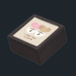 Ik hou van je een laatste aangepaste monogram Init Premium Bewaar Doosje<br><div class="desc">Een schattige "Ik hou van je als latte" gepersonaliseerde houten opslagdoos voor koffieliefhebbers. Omvat twee koffiebroodjes met inwendige lichtroze en latte bruine hartvormige stoom en een roomkleurige achtergrond. Pas de douanetekst met de initialen van de voornaam van het paar aan.</div>