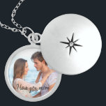 Ik hou van je meer koppels fotoLocket Locket Ketting<br><div class="desc">Mooie,  prachtige zilverwinkel voor je geliefde,  die je kunt personaliseren met je favoriete foto. De romantische formulering leest "ik hou meer van u" en verschijnt over uw foto als zwarte tekstbekleding in moderne manuscripttypografie. Blader naar onze winkel voor vergelijkbare producten en alternatieve design.</div>