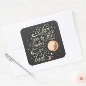 Ik hou van je naar de maan en de zwarte rug vierkante sticker (Envelop)