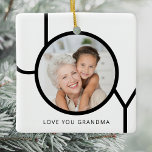 Ik hou van je oma foto Kerstmis Keramisch Ornament<br><div class="desc">Dit moderne Oma Christmas Photo Ornament is versierd met het woord JOY in zwarte typografie op een witte achtergrond Het zegt "Love you Grandma" maar je kunt het personaliseren met je eigen woorden. Gemakkelijk aan te passen met uw foto. Maakt een speciaal cadeau voor een speciale grootouder.</div>