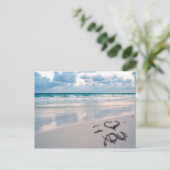 Ik hou van je, zand die op het strand schrijft briefkaart (Staand voorkant)