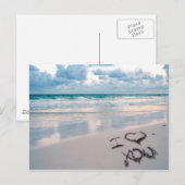 Ik hou van je, zand die op het strand schrijft briefkaart (Voorkant / Achterkant)