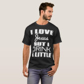 Ik hou van Jezus, maar ik Drink een beetje T-shirt (Voorkant volledig)