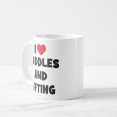 Ik hou van knuffels en gewichten tillen - Grappige Koffiemok (Voorkant links)