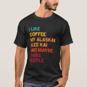 Ik hou van koffie, mijn Alaskan Klee Kai en missch T-shirt (Voorkant)