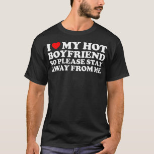 Ik hou van mijn hete vriendje dus blijf weg t-shirt
