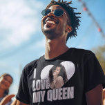 Ik hou van mijn koningin hart foto vriendje cadeau t-shirt<br><div class="desc">Breng humor en hart samen met ons 'I Love My Queen' Funny Photo Boyfriend Gift T-shirt. Dit grappige ontwerp zorgt voor een ideaal geschenk, of het nu zijn verjaardag is, een jubileum, of gewoon een spontaan gebaar van liefde. Laat hem zijn hart op zijn sleeve draag (letterlijk) en laat zijn...</div>
