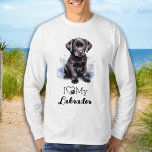 Ik hou van mijn labrador - Schattigee puppy dog T-shirt<br><div class="desc">Introductie van de perfecte aanvulling op de garderobe van elk hondenliefhebber! Ons "I Love My Labrador" T-shirt heeft een prachtig waterverf afbeelding van een zwarte labrador retriever puppy, compleet met een schattig en modern hart- en pootafdruk ontwerp. Of je nu een trotse hondenmoeder of hondenvader bent, dit shirt is perfect...</div>