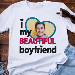 Ik hou van mijn mooie vriendje aangepaste foto t-shirt<br><div class="desc">Dit schattige T-shirt is het ideale geschenk voor elke vriendje in liefde. In de titel staat: "Ik hou van (hart) mijn BEAUTIFUL vriendje" in zwarte en donkerroze moderne lettertypen. Gemakkelijk personaliseerbaar door een douanefoto in een groot hartvormig blauw lijst toe te voegen.</div>