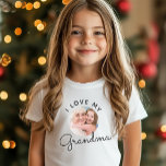 Ik hou van mijn oma Birthday Custom Foto T-shirt<br><div class="desc">Aangepaste foto T-shirt gezegde Ik hou van MIJN GRANDMA in een schattig cirkelvormig script,  met je favoriete foto van de grootmoeder en het kind voor haar verjaardag,  Moederdag,  of een andere vakantie! Eenvoudige en eenvoudige aanpassing!</div>