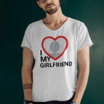 Ik hou van mijn Vriendin foto T-shirt<br><div class="desc">Creëer je eigen I Love My Vriendin more dan ever Photo Text T-Shirt with this modern and grappig shirt sjabloon with a coole slab serif font and vriendin foto in a reus red hart. Voeg uw eigen foto, jouw naam of om het even welke gepersonaliseerde tekst toe. Het T-shirtontwerp "Ik...</div>