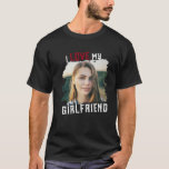Ik hou van mijn Vriendin Grunge Custom Photo T-shirt<br><div class="desc">Geweldig cadeau voor je vriendje! Aangepast T-shirt gezegde voor foto's Ik hou van MIJN VRIENDIN in een afbeelding met sporty grunge typografie in een gekneusde,  coole maskeruitsnede. Eenvoudige en eenvoudige aanpassing!</div>