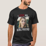 Ik hou van mijn Vriendin Grunge Custom Photo T-shirt<br><div class="desc">Geweldig cadeau voor je vriendje! Aangepast T-shirt gezegde voor foto's Ik hou van MIJN VRIENDIN in een afbeelding met sporty grunge typografie in een gekneusde, coole maskeruitsnede. Eenvoudige en eenvoudige aanpassing!</div>