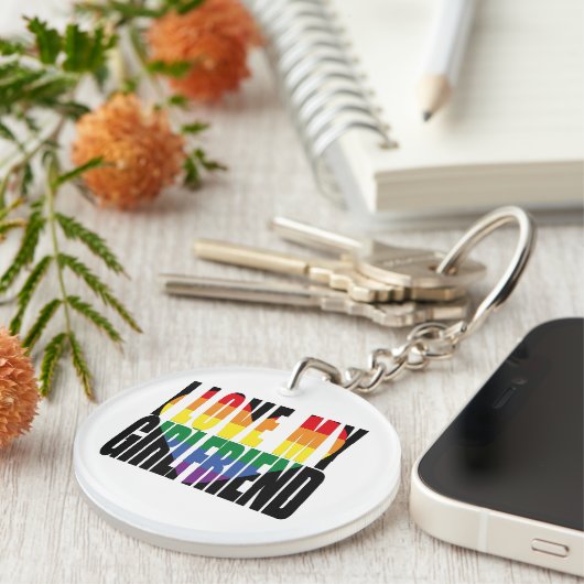 Ik hou van mijn Vriendin Heart Rainbow Aangepaste  Sleutelhanger (Voorkant Rechts)